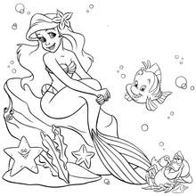 Coloriage Sirène assise sur un rocher avec un poisson et un crabe