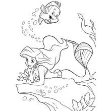 Coloriage Ariel le menton posé sur ses mains