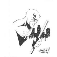Coloriage Daredevil tenant son bâton devant les gratte-ciel