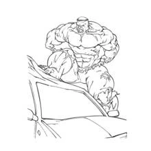 Coloriage Hulk debout sur une voiture