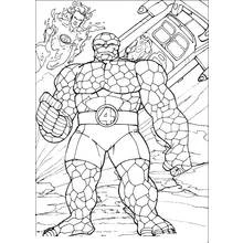 Coloriage La Chose prête au combat avec la Torche Humaine survolant la scène
